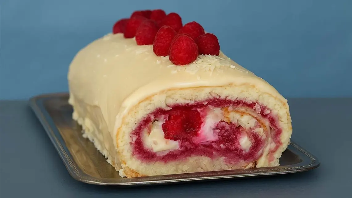 Bûche de Noël au mascarpone, chocolat blanc et framboises
