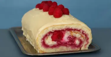 Bûche de Noël au mascarpone, chocolat blanc et framboises