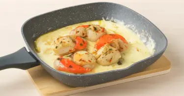 Cassolette de Saint-Jacques et crevettes gratinée : une entrée raffinée et gourmande