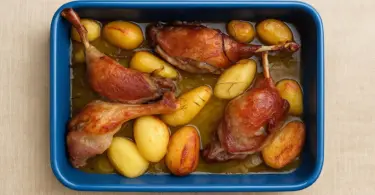 Cuisses de canard aux pommes de terre fondantes : recette traditionnelle au four