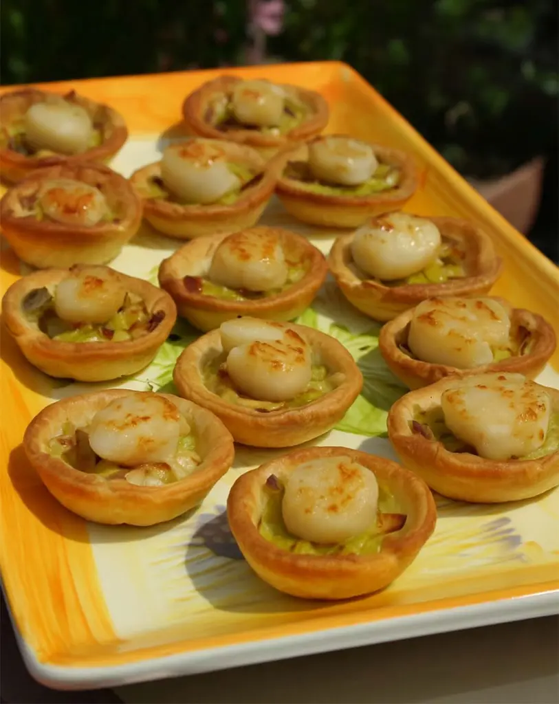 Mini-tartelettes à la fondue de poireaux et aux noix de Saint-Jacques