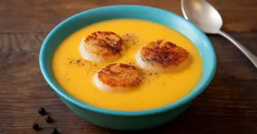 Noix de Saint-Jacques poêlées sur velouté de potiron : une entrée raffinée et gourmande