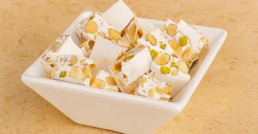 Nougat blanc aux fruits secs : un classique de Noël fait maison