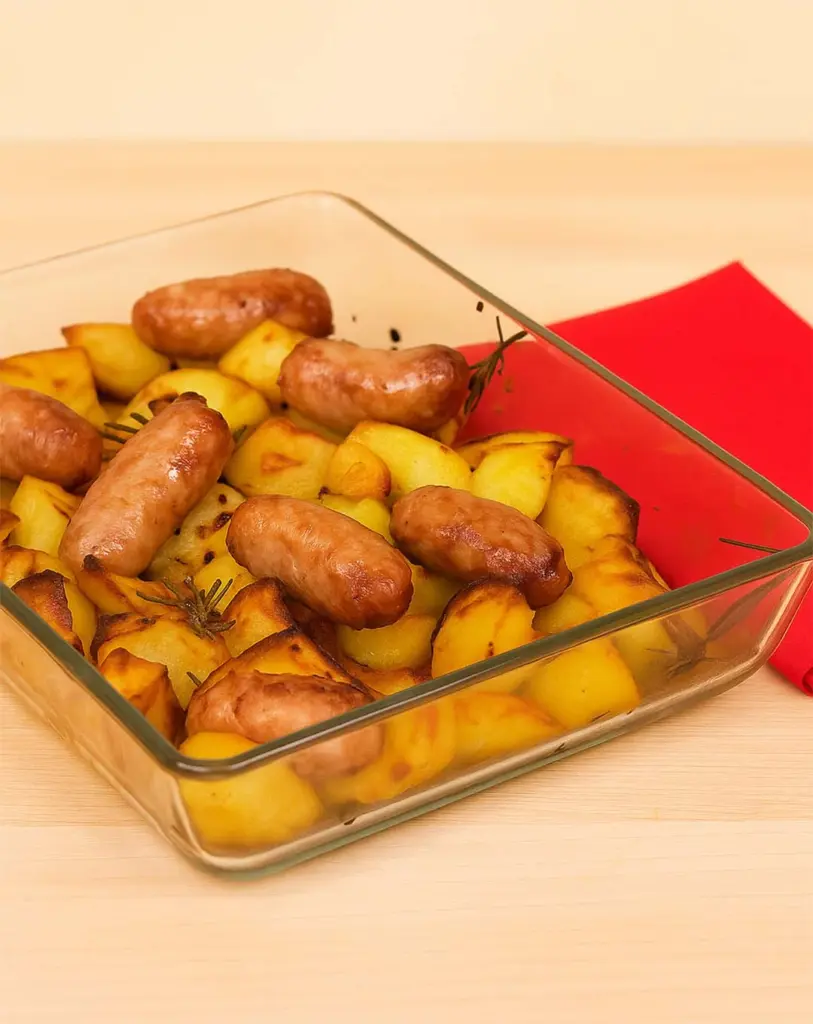 Saucisse et pommes de terre au four : un plat rustique et savoureux