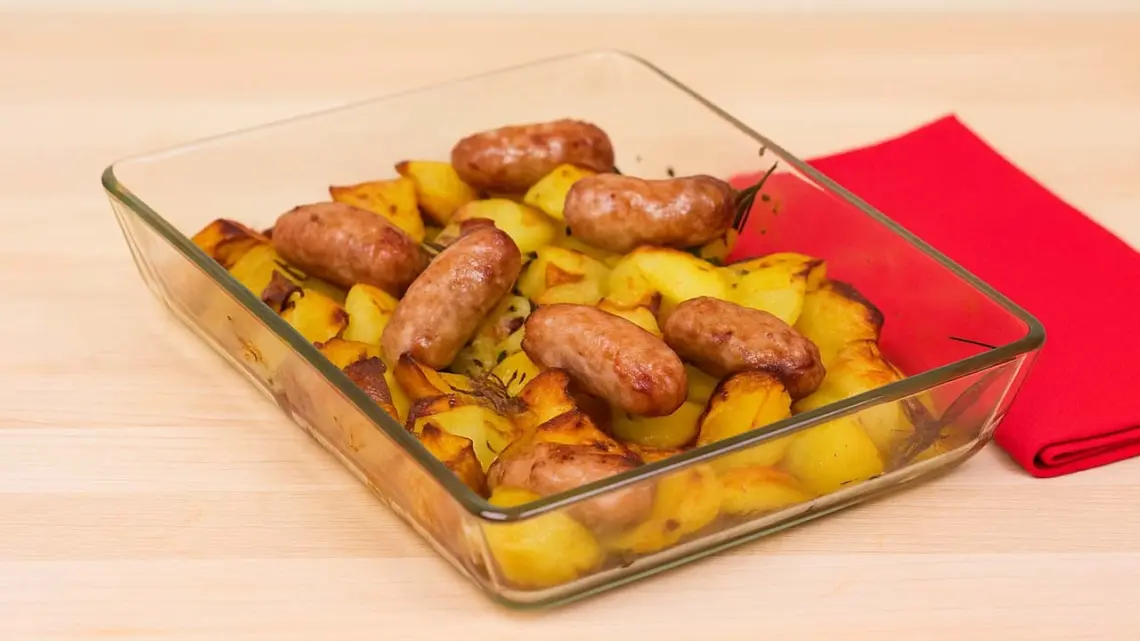 Saucisse et pommes de terre au four : un plat rustique et savoureux