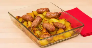 Saucisse et pommes de terre au four : un plat rustique et savoureux