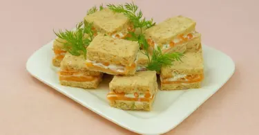 Bouchées au saumon fumé sur pain de mie complet : recette apéritive facile et raffinée