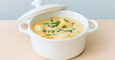 Cassolettes de noix de Saint-Jacques au vin blanc : Un grand classique de la gastronomie française