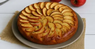 Gâteau aux pommes et yaourt sans œufs ni beurre : recette moelleuse et facile