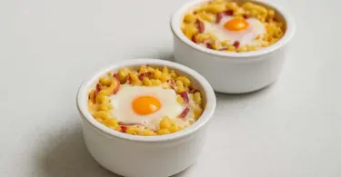 L’œuf cocotte sur nid de coquillettes : un plat complet prêt en 20 minutes