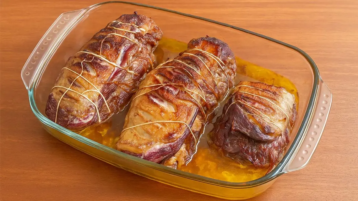 Magret de canard rôti au foie gras : recette gourmande aux oignons confits