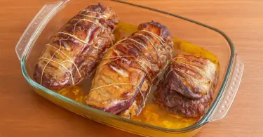 Magret de canard rôti au foie gras : recette gourmande aux oignons confits