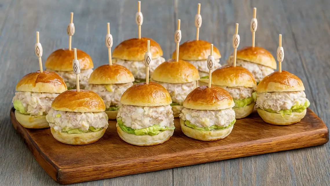 Mini burgers froids au thon : bouchées moelleuses pour un apéritif gourmand