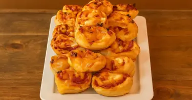 Roulés Apéritifs de Noël au Chorizo et Vache qui Rit : Prêts en 20 Minutes !