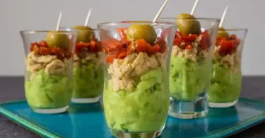 Verrines Avocat Thon et Tomates Séchées : Une Entrée de Noël Simple et Raffinée