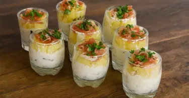Verrines apéritives au chèvre frais, pommes fondantes et jambon cru croustillant