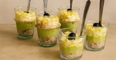 Verrines au thon, avocat et œufs mimosa : Une idée d’entrée fraîche