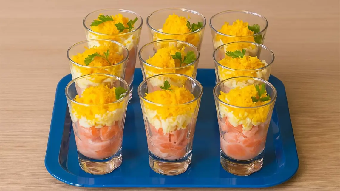 Verrines de tartare de saumon et œufs mimosa de Noël : une entrée festive et raffinée