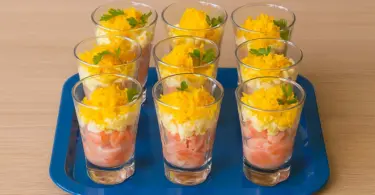 Verrines de tartare de saumon et œufs mimosa de Noël : une entrée festive et raffinée