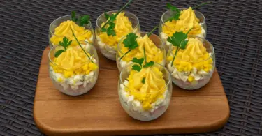 Verrines d’œufs mimosa et jambon : une idée d’apéritif festive et raffinée