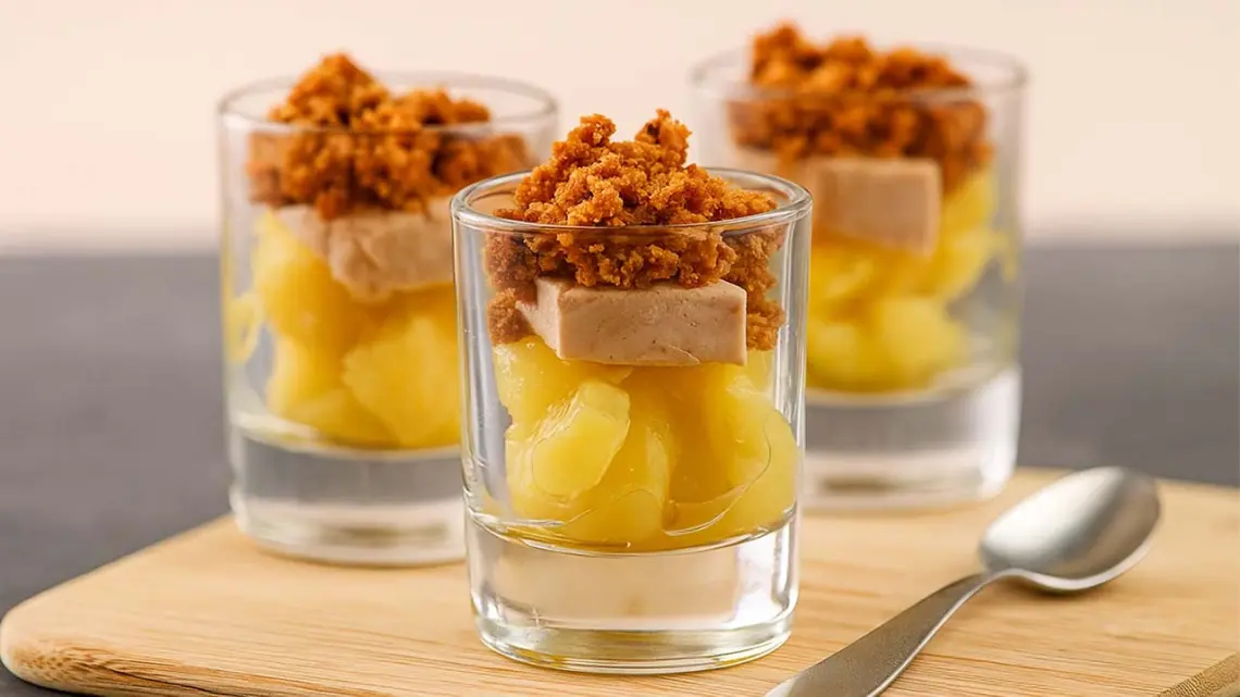 Verrines foie gras et pommes au crumble de pain d’épices : l’entrée raffinée de Noël
