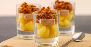 Verrines foie gras et pommes au crumble de pain d’épices : l’entrée raffinée de Noël