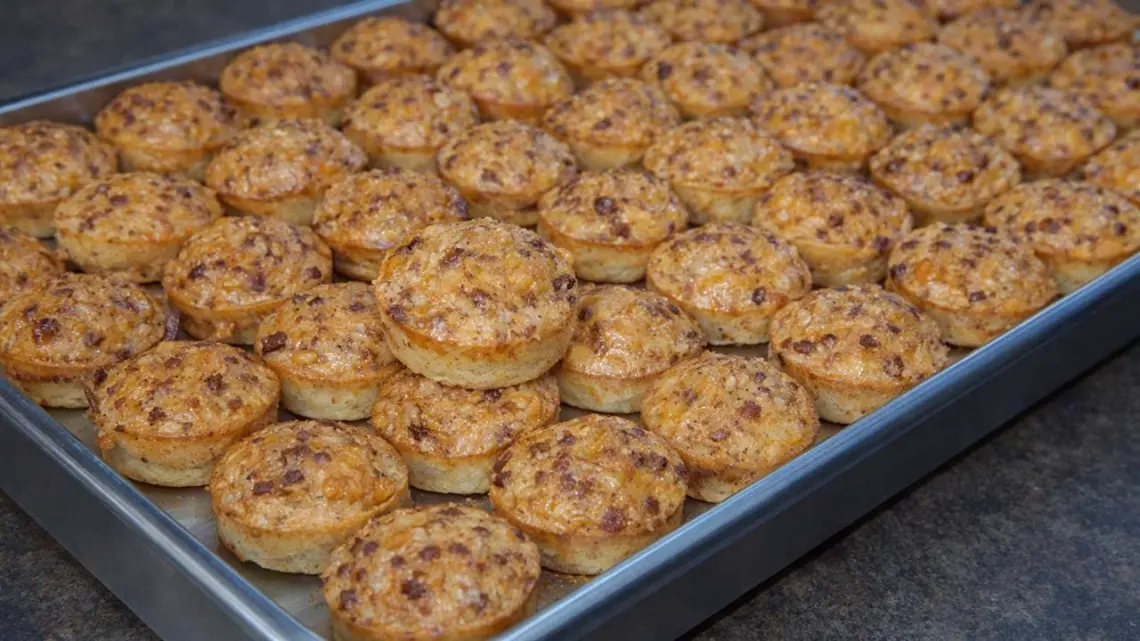 Bouchées chorizo et comté au four : mini-muffins apéritifs prête en 15 minutes
