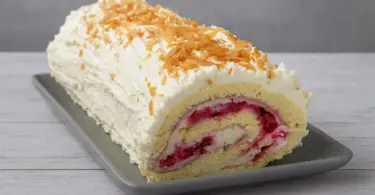 Bûche chocolat blanc framboise facile et légère – dessert de Noël maison