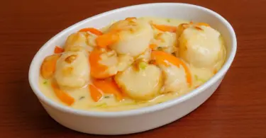 Coquilles Saint-Jacques à la Crème : Plat Raffiné pour un Dîner Festif