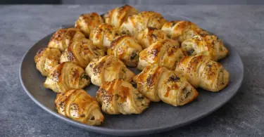 Croissants feuilletés au saumon fumé et fromage frais : apéritif chic et facile