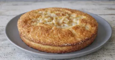 Gâteau fondant aux pommes caramélisées : dessert maison irrésistible