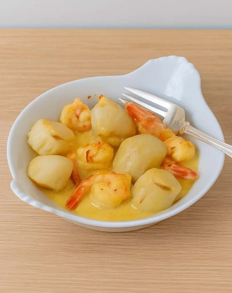 Noix de Saint-Jacques et crevettes au cidre et safran : plat raffiné prête en 25 minutes