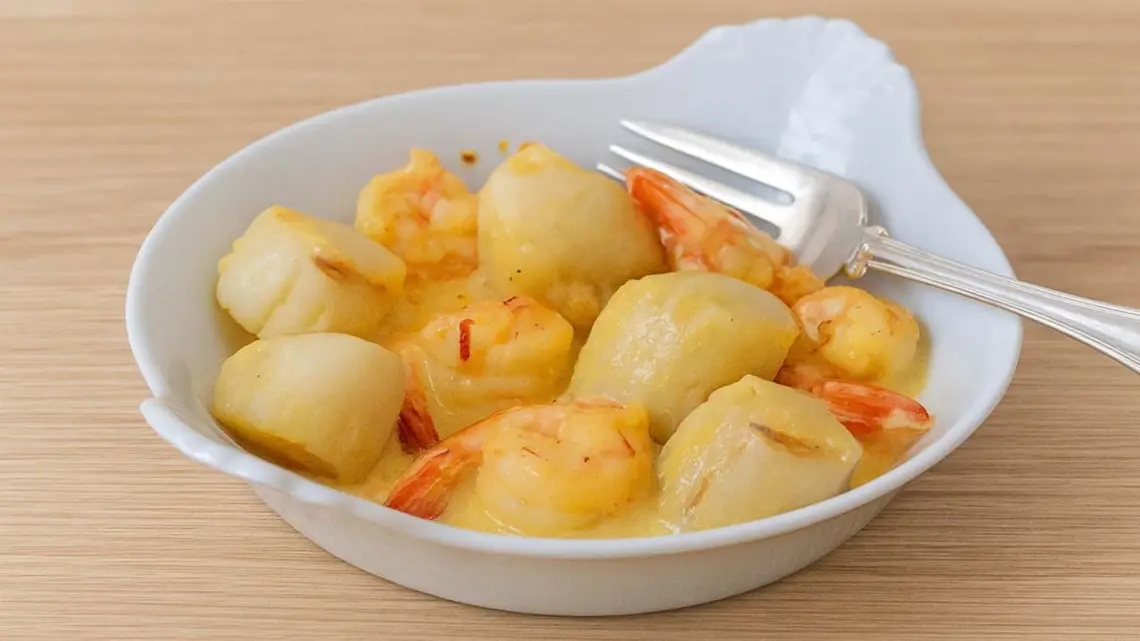 Noix de Saint-Jacques et crevettes au cidre et safran : plat raffiné prête en 25 minutes