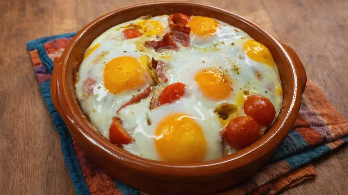 Œufs au four au blanc de poulet et légumes : plat complet au four