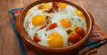 Œufs au four au blanc de poulet et légumes : plat complet au four