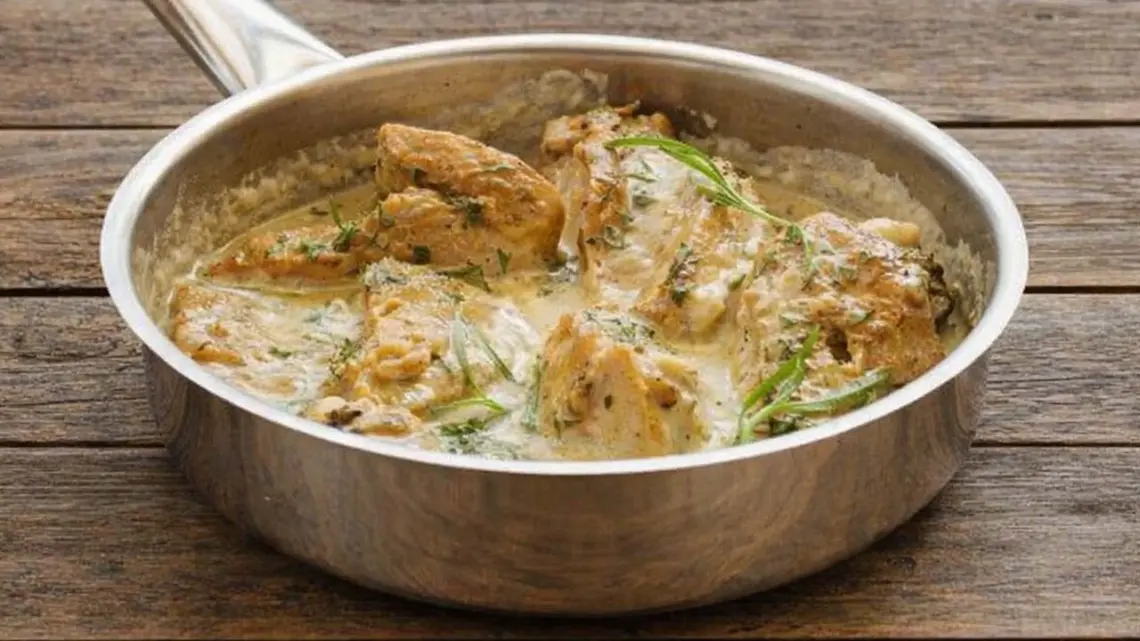 Poitrines de poulet poêlées sauce crémeuse à l’ail et miel : plat rapide à la poêle