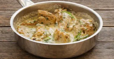 Poitrines de poulet poêlées sauce crémeuse à l’ail et miel : plat rapide à la poêle