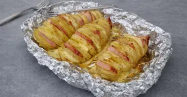 Pommes de terre Hasselback à la raclette et au bacon : recette gourmande au four