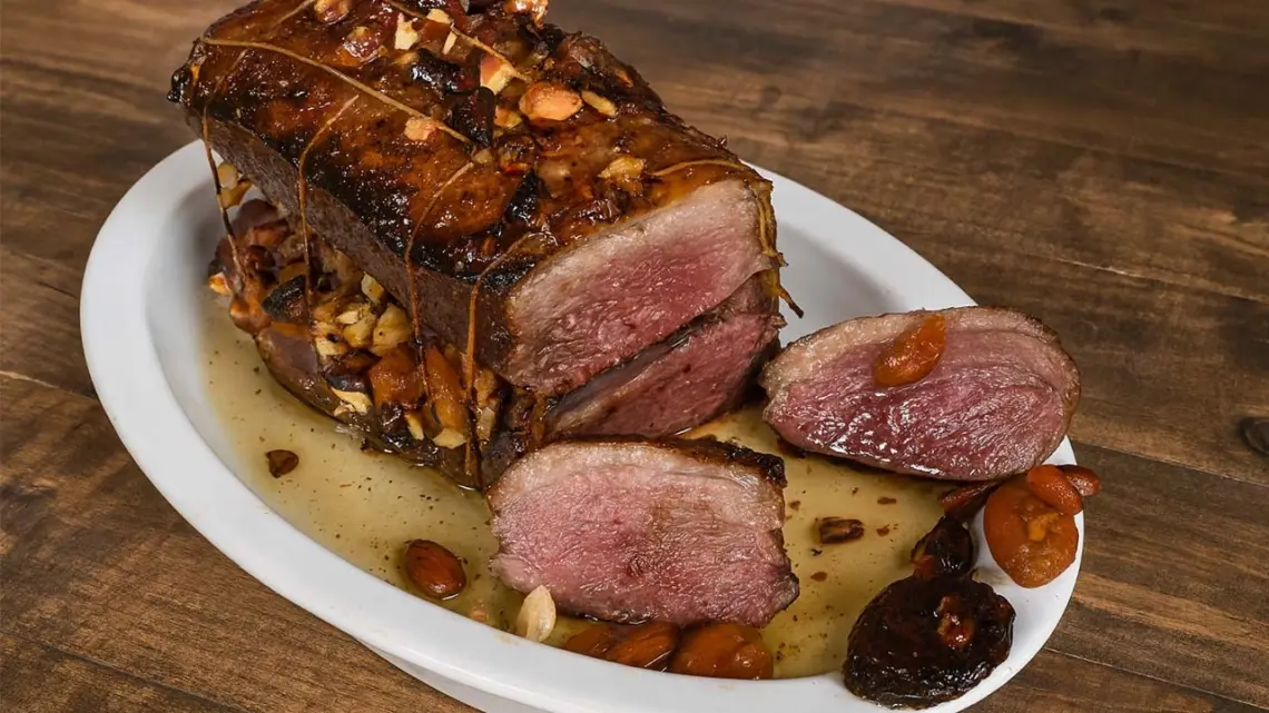 Rôti de magrets de canard au miel et fruits secs : plat raffiné pour les grandes occasions