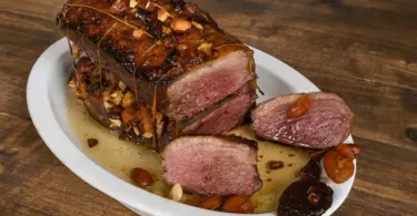 Rôti de magrets de canard au miel et fruits secs : plat raffiné pour les grandes occasions