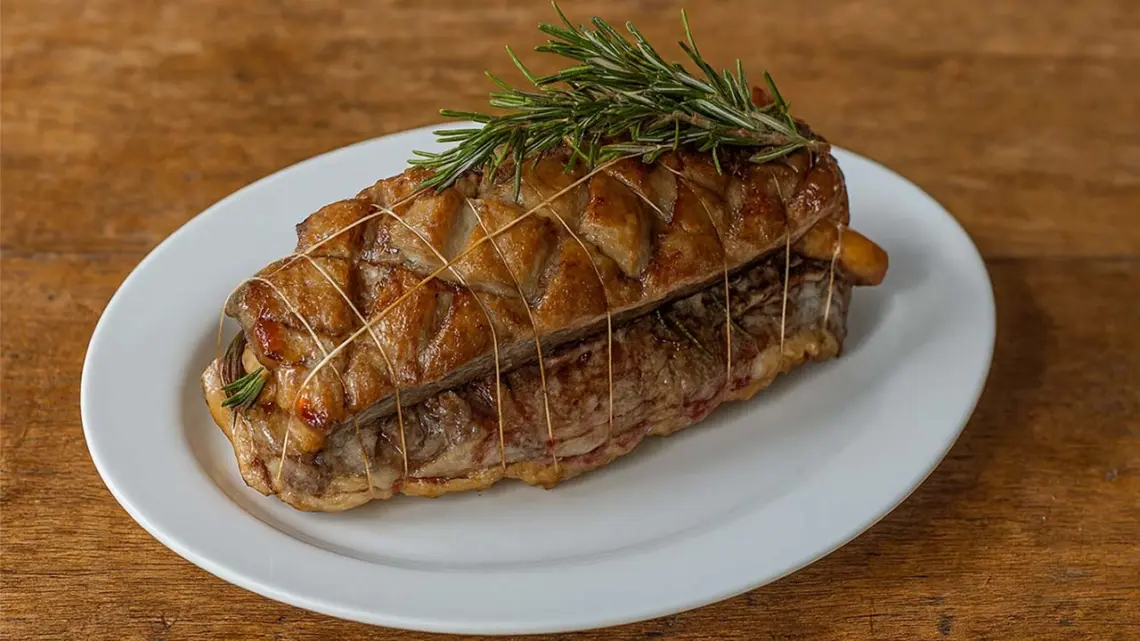 Rôti de magrets de canard aux abricots secs : plat raffiné facile pour repas de fête