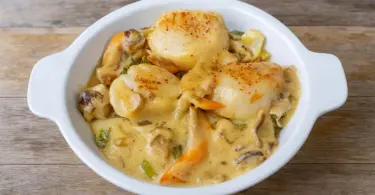 Saint-Jacques Flambées et Fondue de Poireaux : une Entrée Festive Simple et Savoureuse