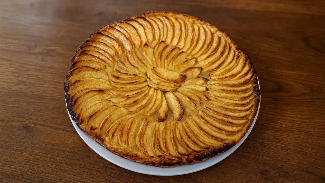 Tarte Fine aux Pommes Caramélisées : Dessert Léger, Économique et Délicieux