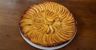 Tarte Fine aux Pommes Caramélisées : Dessert Léger, Économique et Délicieux