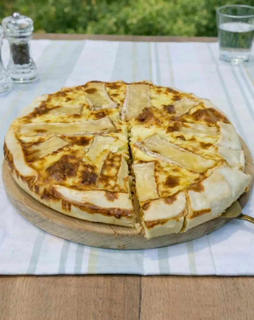 Tarte au camembert, pommes de terre et lardons : un plat gourmand et réconfortant