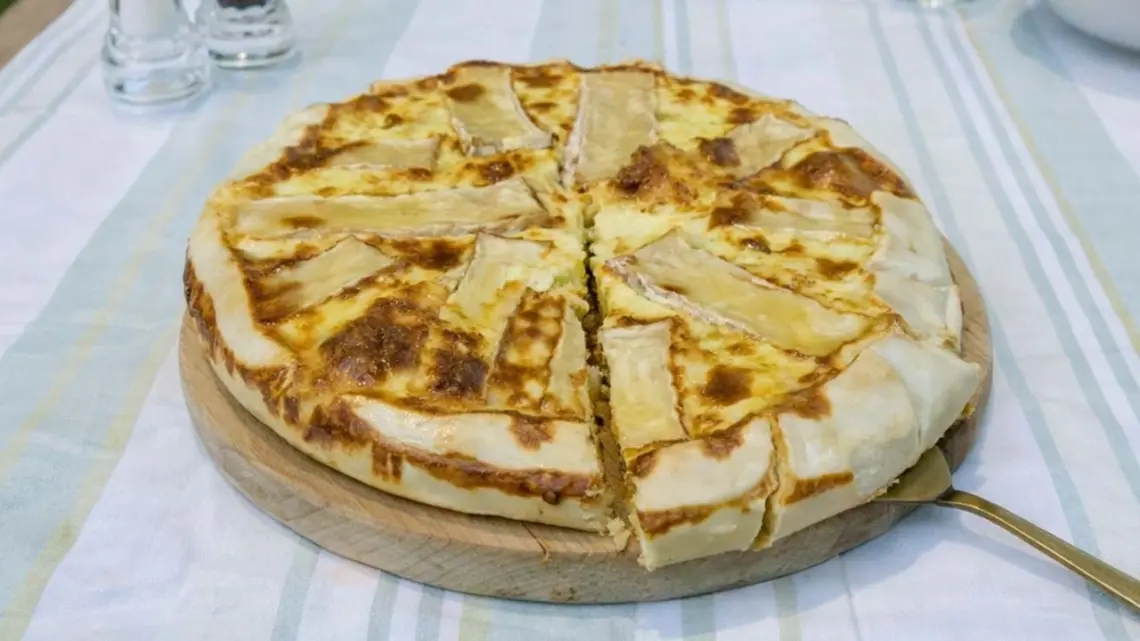 Tarte au camembert, pommes de terre et lardons : un plat gourmand et réconfortant