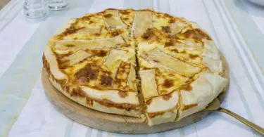 Tarte au camembert, pommes de terre et lardons : un plat gourmand et réconfortant