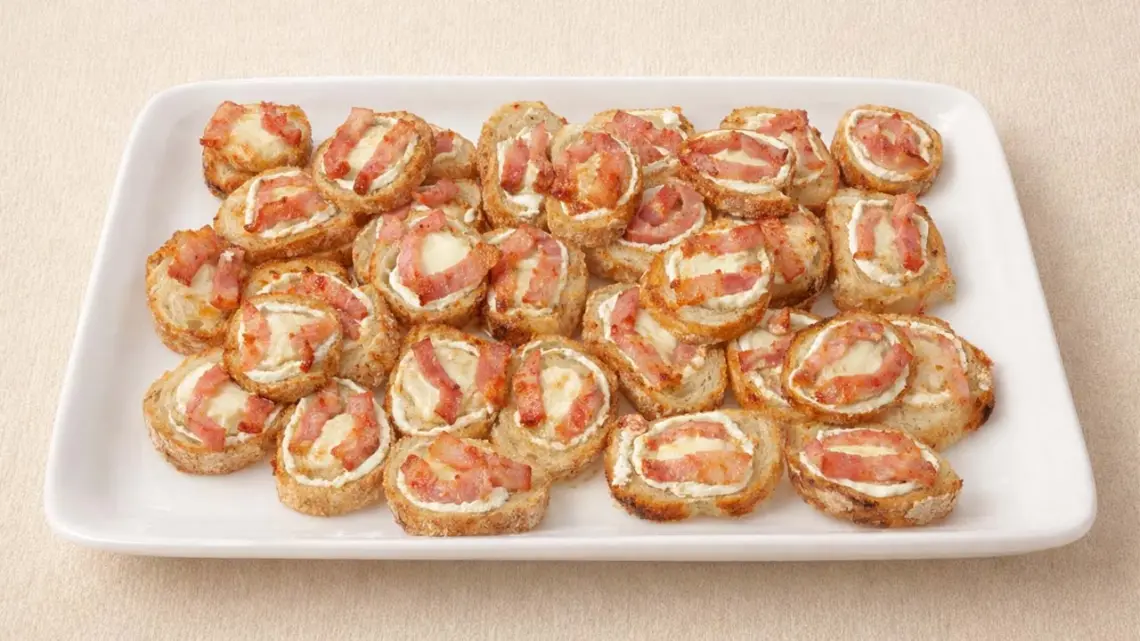 Tartinettes apéritives chèvre–lardons et jambon–gruyère