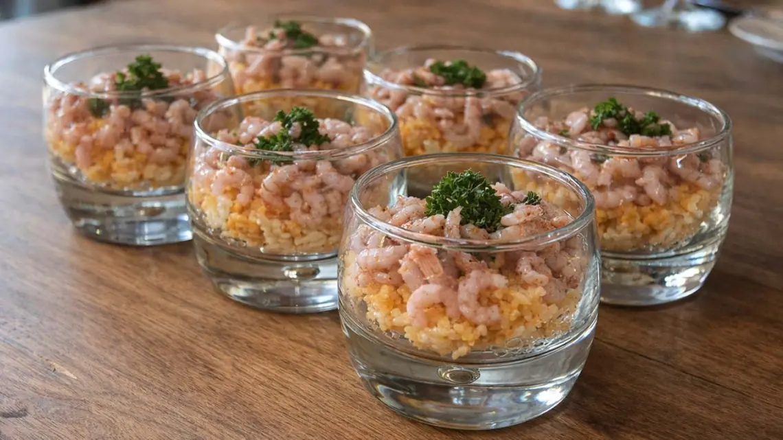 Verrines aux œufs brouillés et crevettes grises : idée pour apéritif chic