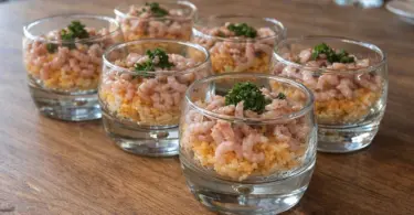 Verrines aux œufs brouillés et crevettes grises : idée pour apéritif chic